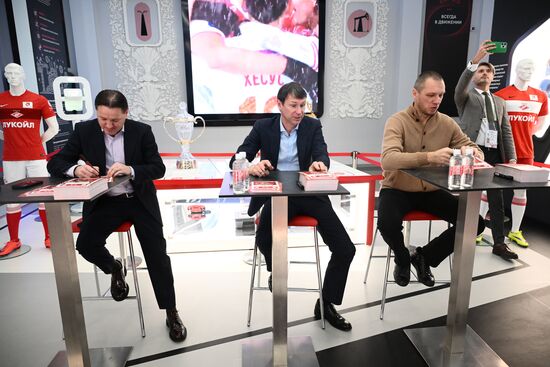 Выставка "Россия". Автограф-сессия с легендами "Спартака"