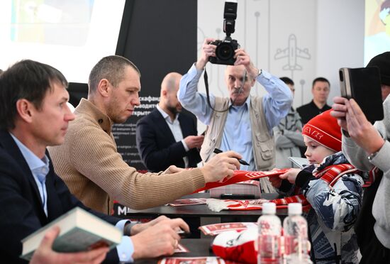 Выставка "Россия". Автограф-сессия с легендами "Спартака"