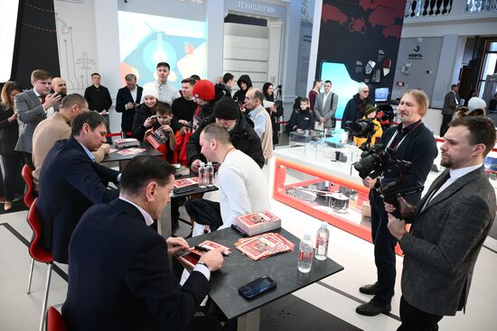 Выставка "Россия". Автограф-сессия с легендами "Спартака"