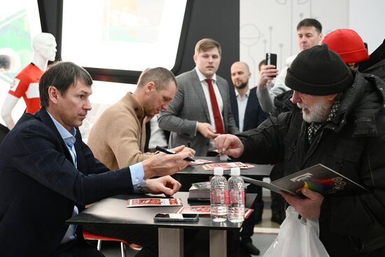 Выставка "Россия". Автограф-сессия с легендами "Спартака"