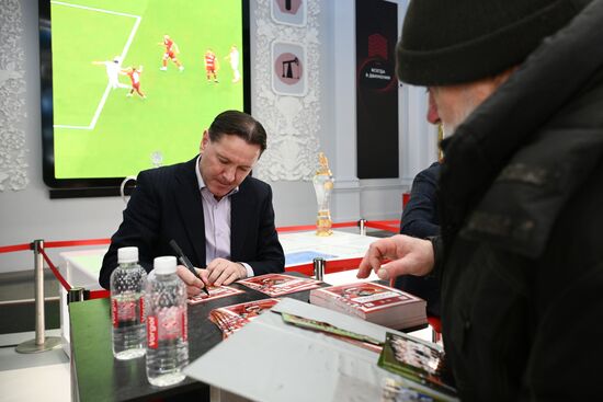 Выставка "Россия". Автограф-сессия с легендами "Спартака"