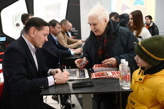 Выставка "Россия". Автограф-сессия с легендами "Спартака"