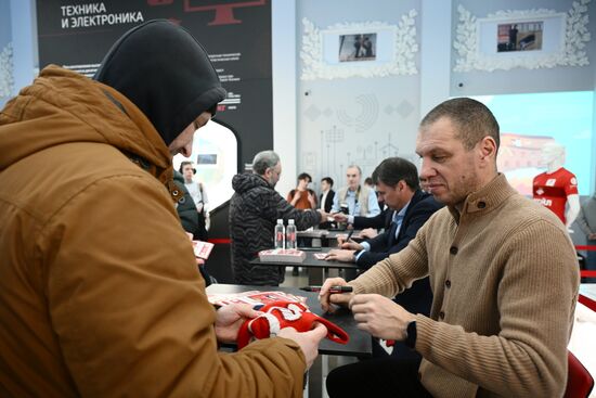 Выставка "Россия". Автограф-сессия с легендами "Спартака"