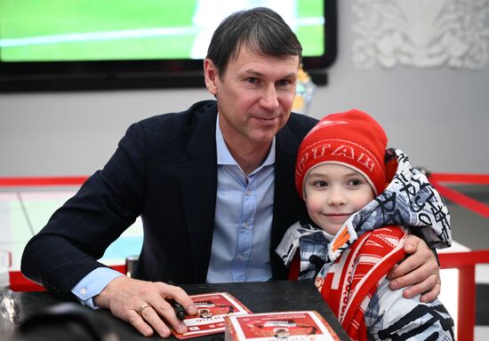 Выставка "Россия". Автограф-сессия с легендами "Спартака"