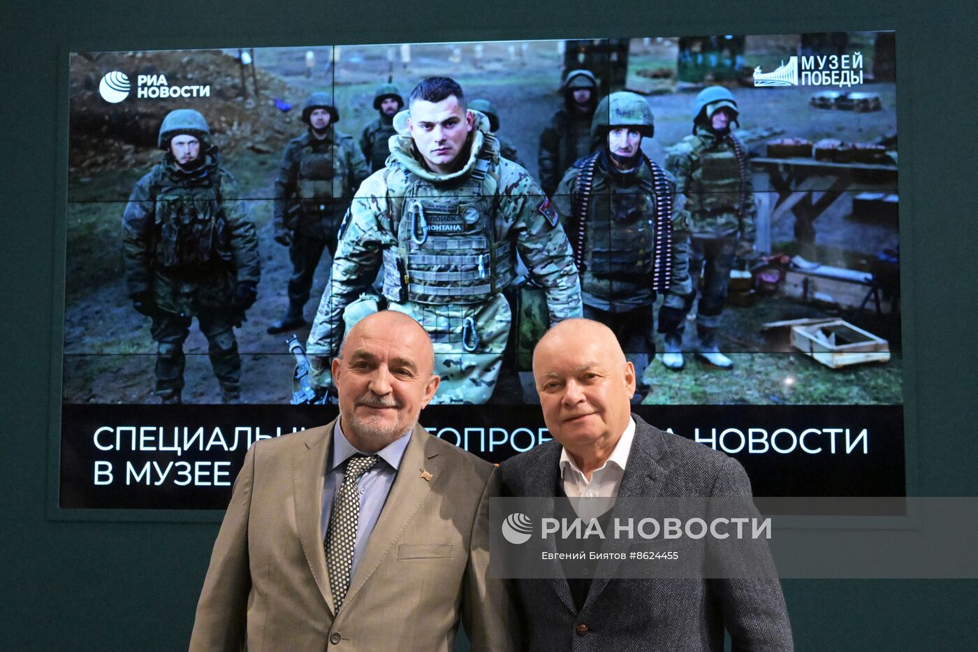 Церемония открытия выставки фотопроекта РИА Новости "Защитники" в Музее Победы