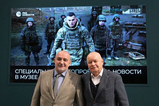 Церемония открытия выставки фотопроекта РИА Новости "Защитники" в Музее Победы