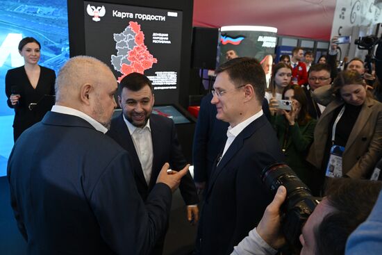 Выставка "Россия". Зампред правительства РФ А. Новак осмотрел выставочные экспозиции регионов