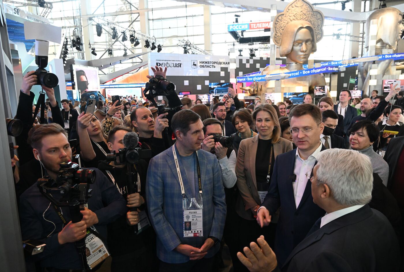 Выставка "Россия". Зампред правительства РФ А. Новак осмотрел выставочные экспозиции регионов