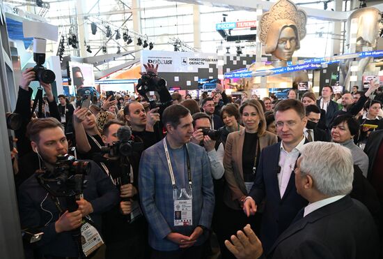 Выставка "Россия". Зампред правительства РФ А. Новак осмотрел выставочные экспозиции регионов