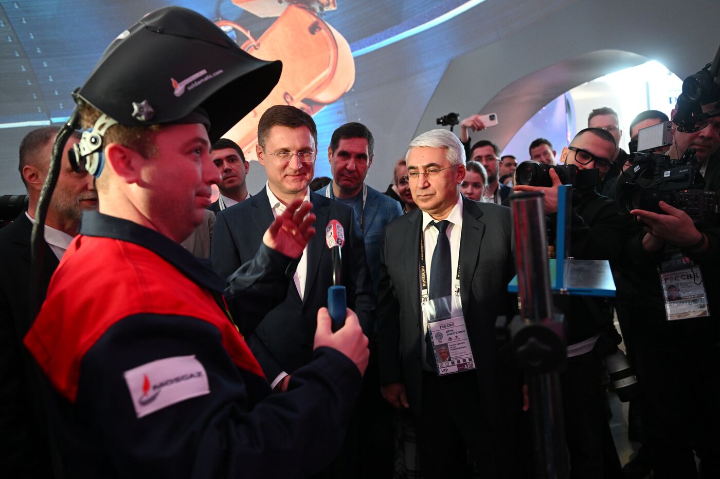 Выставка "Россия". Зампред правительства РФ А. Новак осмотрел выставочные экспозиции регионов