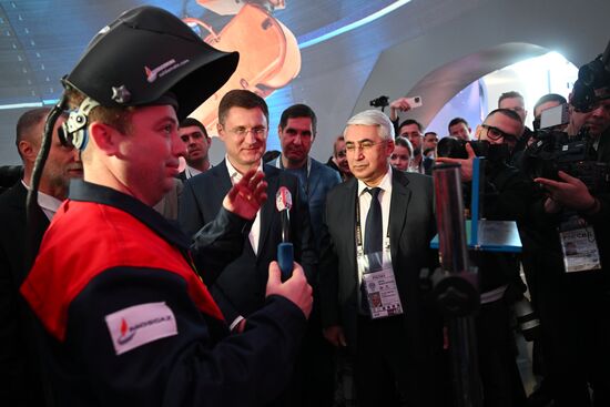 Выставка "Россия". Зампред правительства РФ А. Новак осмотрел выставочные экспозиции регионов