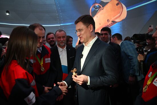 Выставка "Россия". Зампред правительства РФ А. Новак осмотрел выставочные экспозиции регионов