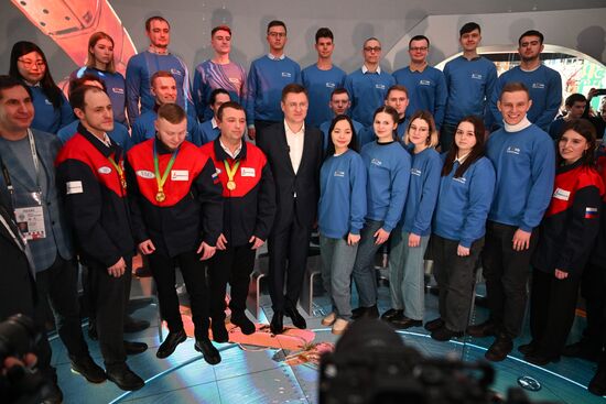 Выставка "Россия". Зампред правительства РФ А. Новак осмотрел выставочные экспозиции регионов