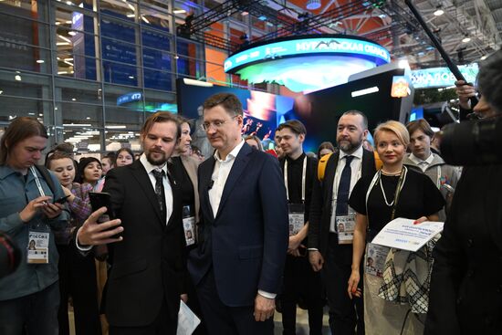 Выставка "Россия". Зампред правительства РФ А. Новак осмотрел выставочные экспозиции регионов