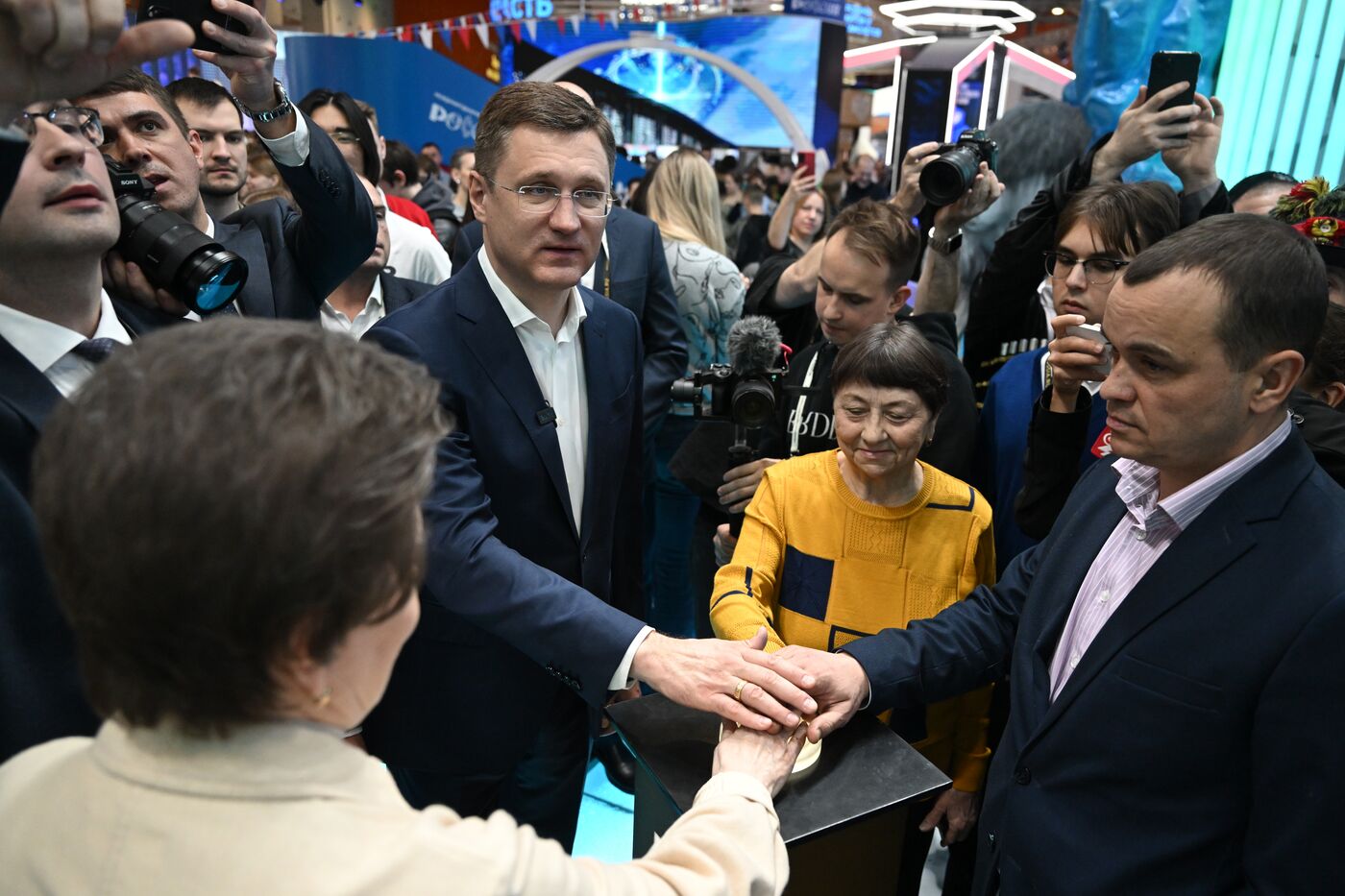 Выставка "Россия". Зампред правительства РФ А. Новак осмотрел выставочные экспозиции регионов