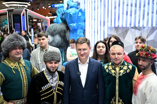 Выставка "Россия". Зампред правительства РФ А. Новак осмотрел выставочные экспозиции регионов