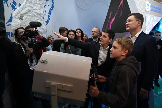 Выставка "Россия". Зампред правительства РФ А. Новак осмотрел выставочные экспозиции регионов