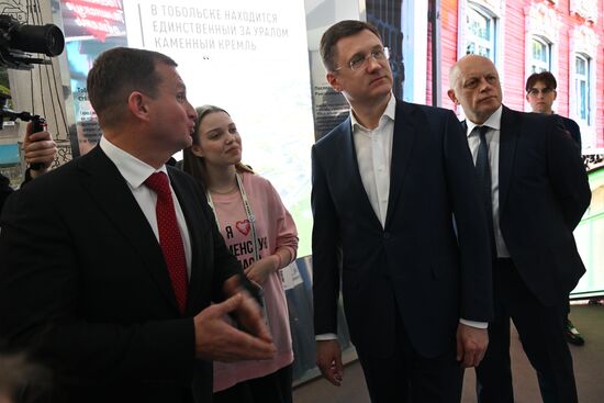 Выставка "Россия". Зампред правительства РФ А. Новак осмотрел выставочные экспозиции регионов