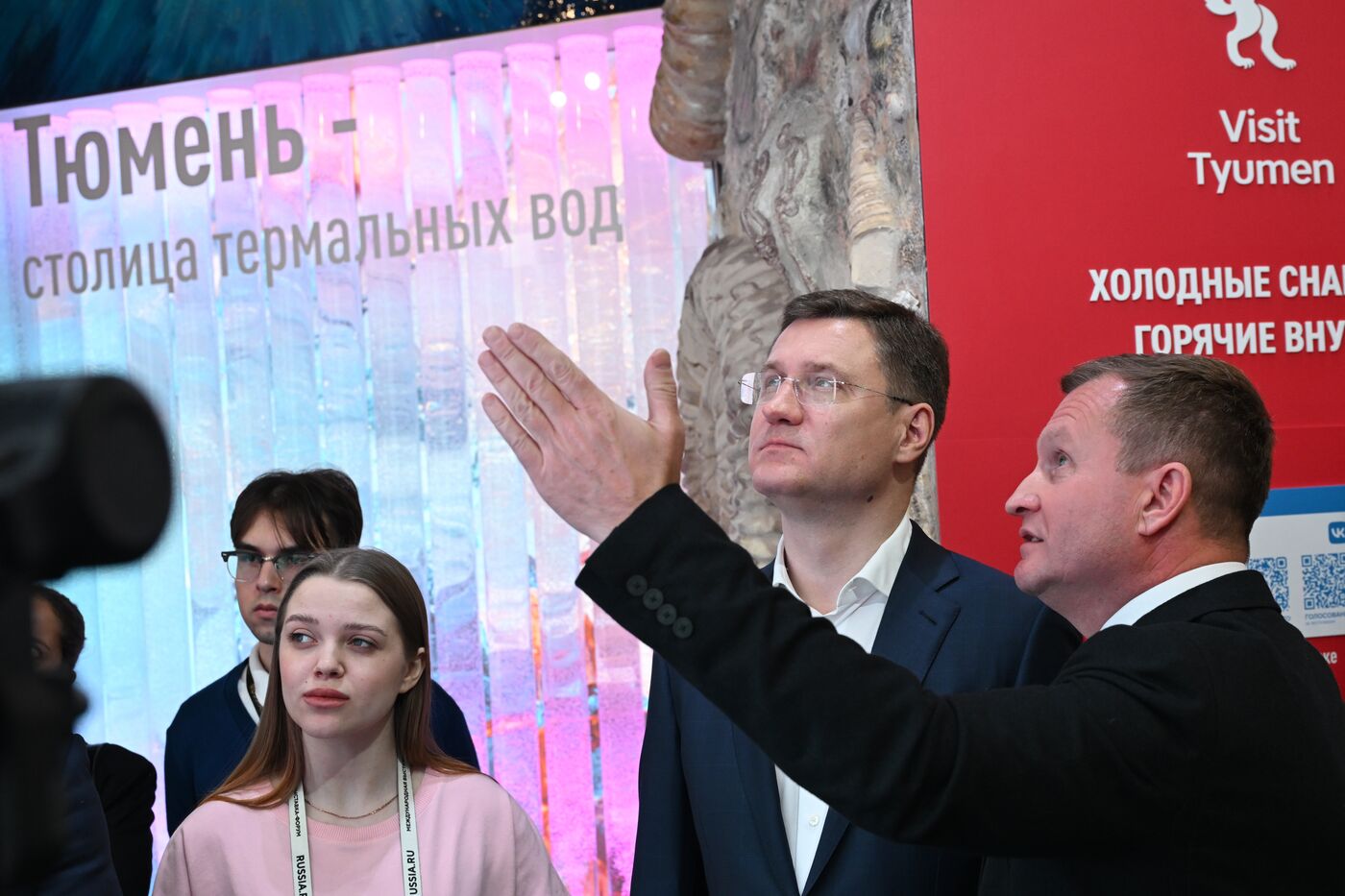 Выставка "Россия". Зампред правительства РФ А. Новак осмотрел выставочные экспозиции регионов