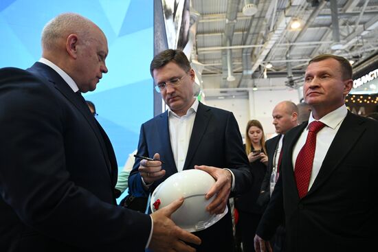 Выставка "Россия". Зампред правительства РФ А. Новак осмотрел выставочные экспозиции регионов