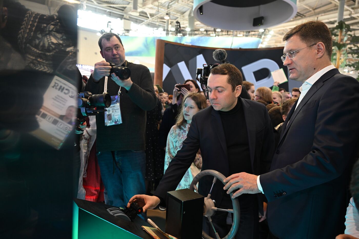 Выставка "Россия". Зампред правительства РФ А. Новак осмотрел выставочные экспозиции регионов