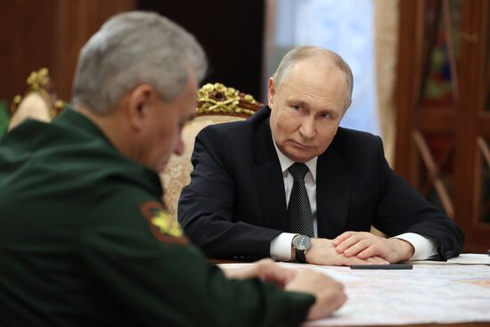 Президент РФ В. Путин провел встречу с министром обороны РФ С. Шойгу