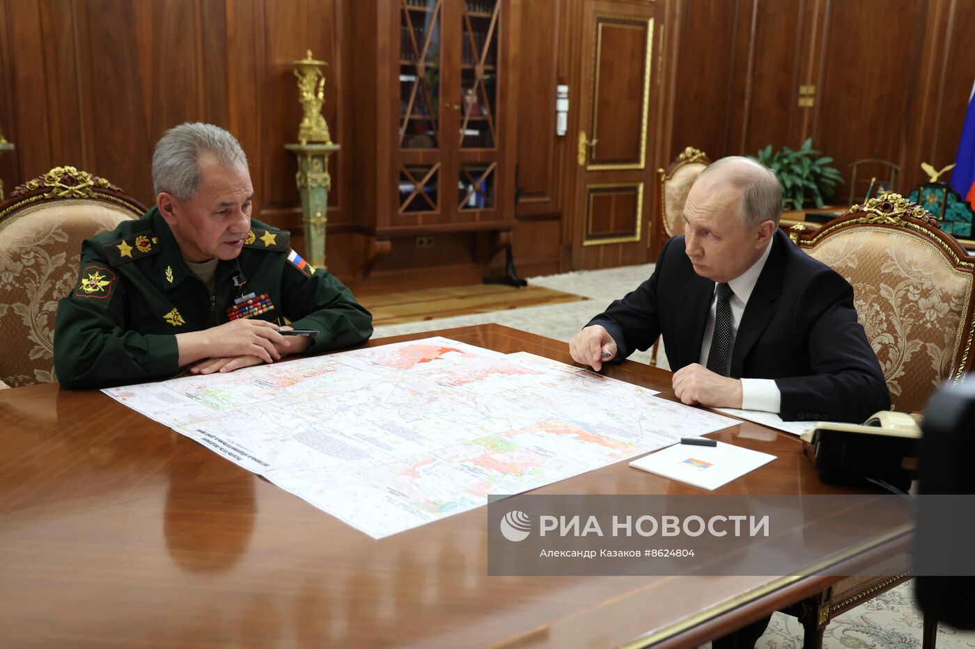 Президент РФ В. Путин провел встречу с министром обороны РФ С. Шойгу