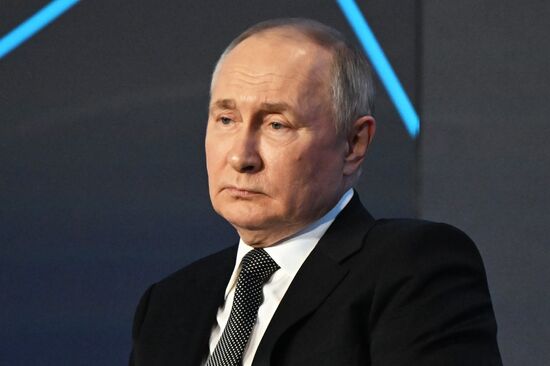 Президент РФ В. Путин принял участие в форуме "Сильные идеи для нового времени"