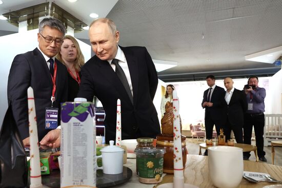 Президент РФ В. Путин принял участие в форуме "Сильные идеи для нового времени"