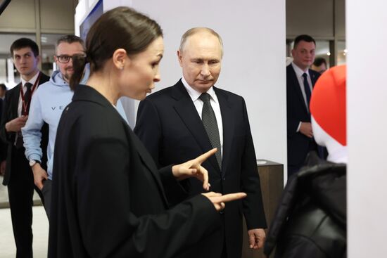 Президент РФ В. Путин принял участие в форуме "Сильные идеи для нового времени"