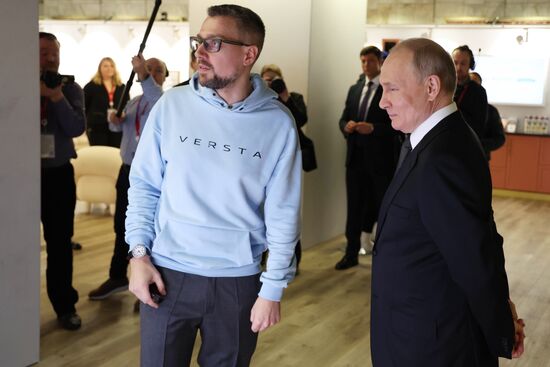 Президент РФ В. Путин принял участие в форуме "Сильные идеи для нового времени"