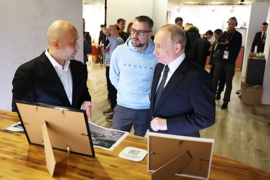 Президент РФ В. Путин принял участие в форуме "Сильные идеи для нового времени"