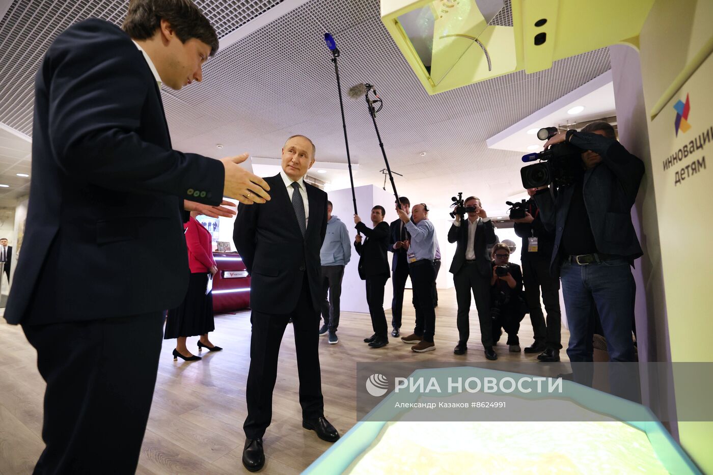 Президент РФ В. Путин принял участие в форуме "Сильные идеи для нового времени"