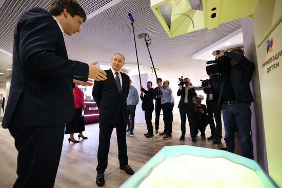 Президент РФ В. Путин принял участие в форуме "Сильные идеи для нового времени"