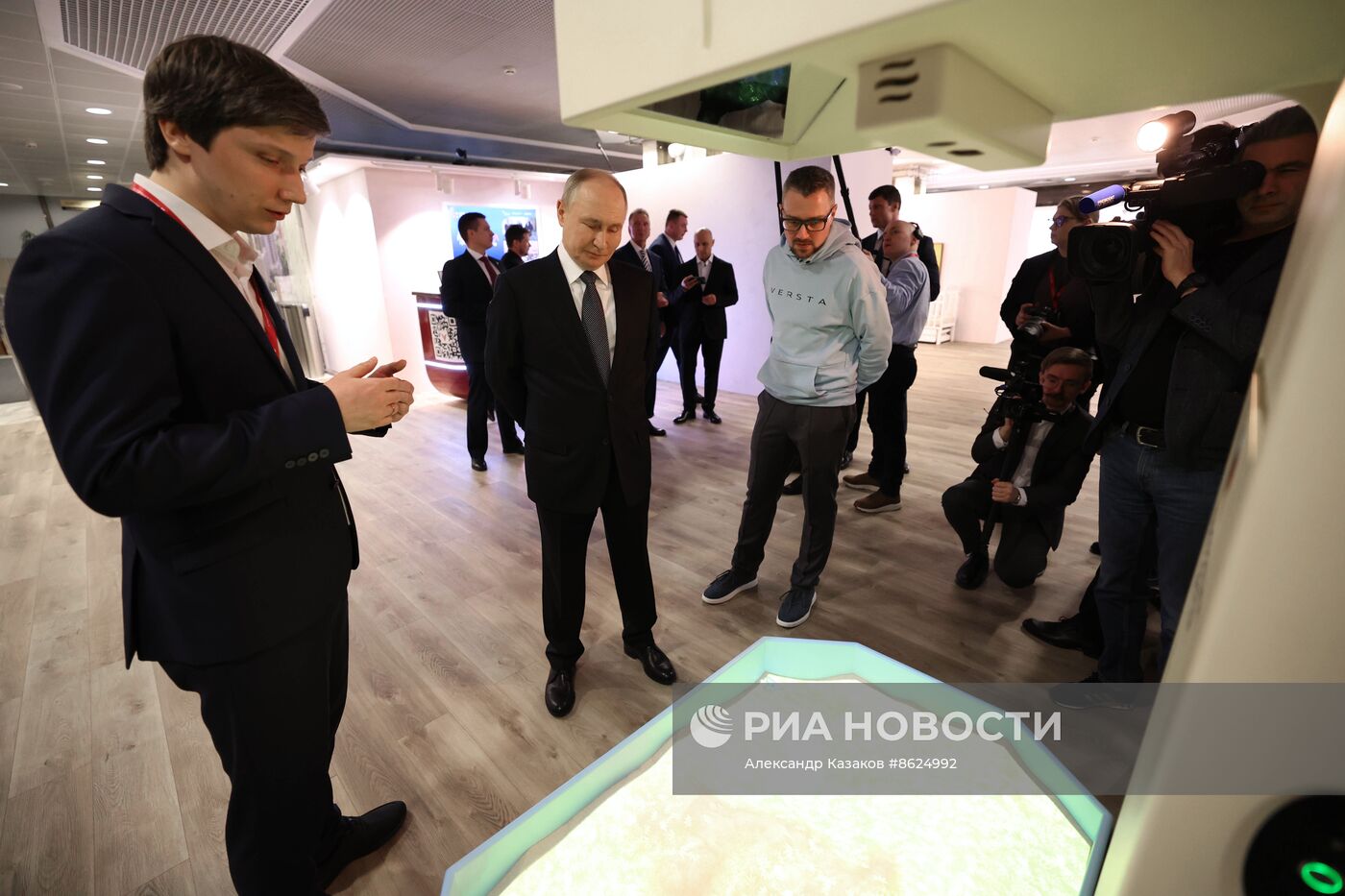 Президент РФ В. Путин принял участие в форуме "Сильные идеи для нового времени"