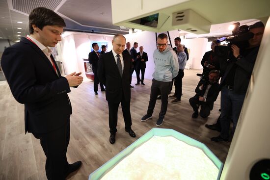 Президент РФ В. Путин принял участие в форуме "Сильные идеи для нового времени"