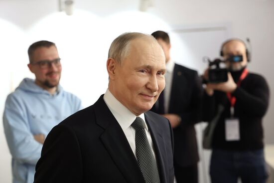 Президент РФ В. Путин принял участие в форуме "Сильные идеи для нового времени"