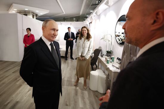 Президент РФ В. Путин принял участие в форуме "Сильные идеи для нового времени"