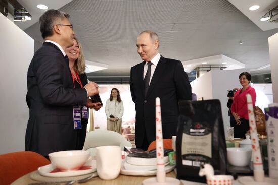 Президент РФ В. Путин принял участие в форуме "Сильные идеи для нового времени"