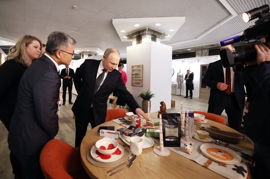 Президент РФ В. Путин принял участие в форуме "Сильные идеи для нового времени"