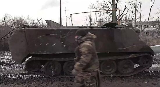 Эвакуация трофейной бронетехники из Авдеевки