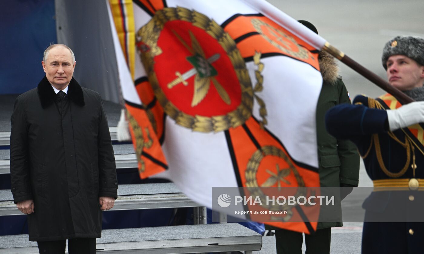 Президент РФ В. Путин вручил госнаграды военным частям ВКС РФ