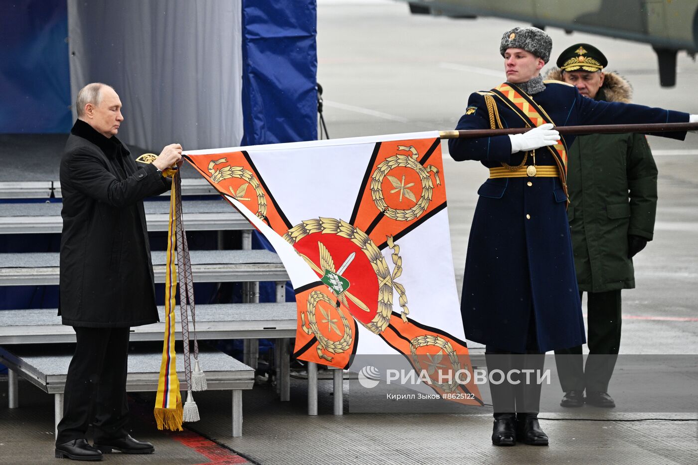 Президент РФ В. Путин вручил госнаграды военным частям ВКС РФ