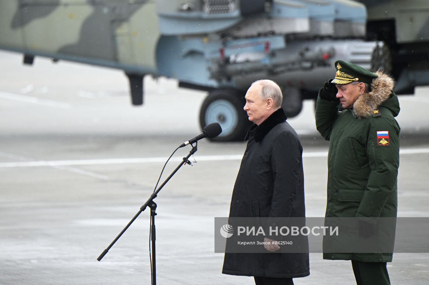 Президент РФ В. Путин вручил госнаграды военным частям ВКС РФ