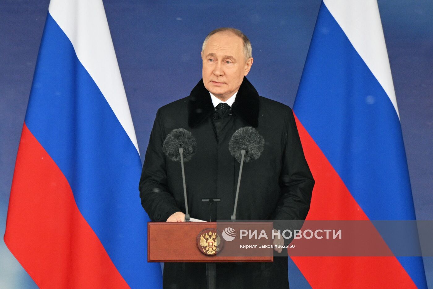 Президент РФ В. Путин вручил госнаграды военным частям ВКС РФ