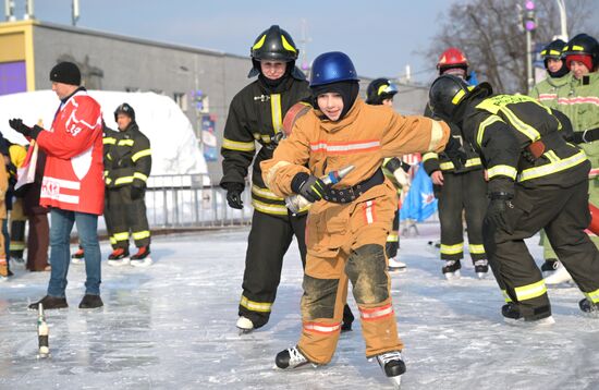 Выставка "Россия". Пожарно-спасательский праздник на коньках "Мама, папа, я - пожарная семья"