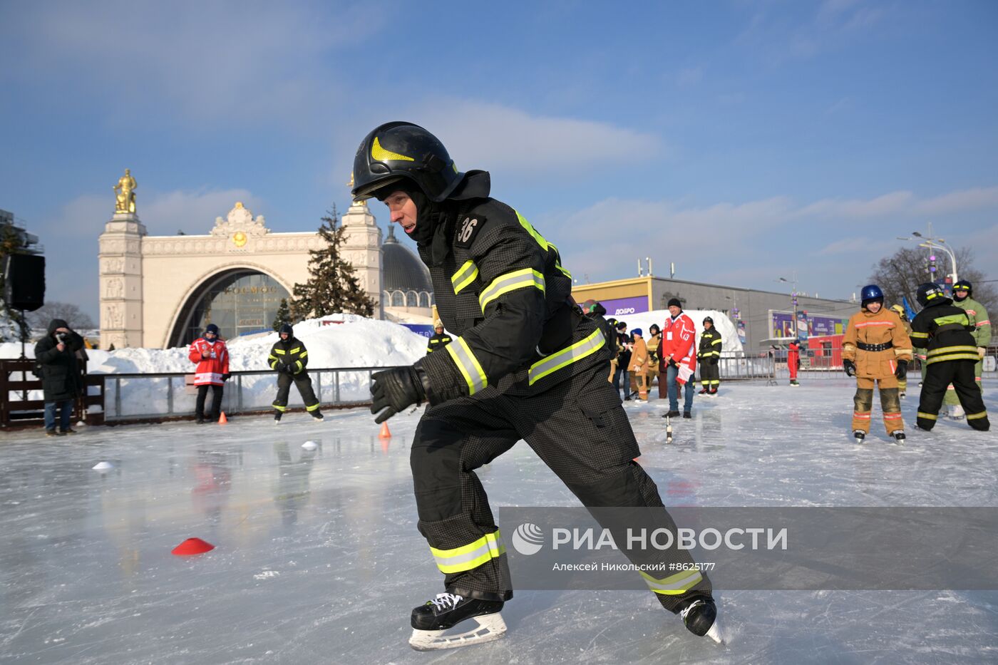 Выставка "Россия". Пожарно-спасательский праздник на коньках "Мама, папа, я - пожарная семья"