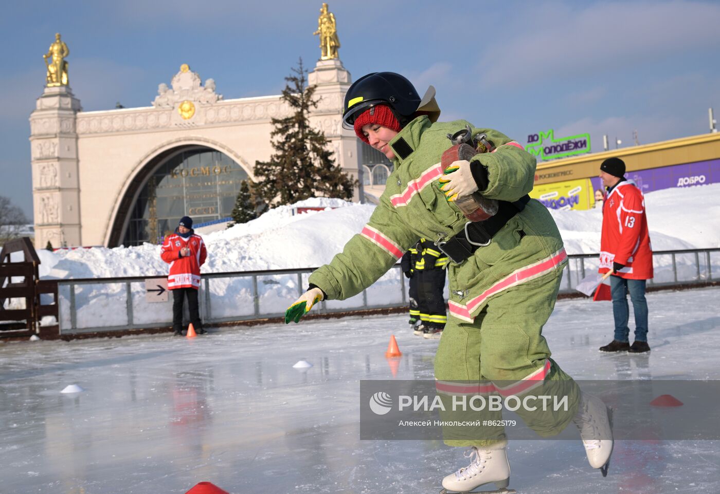 Выставка "Россия". Пожарно-спасательский праздник на коньках "Мама, папа, я - пожарная семья"