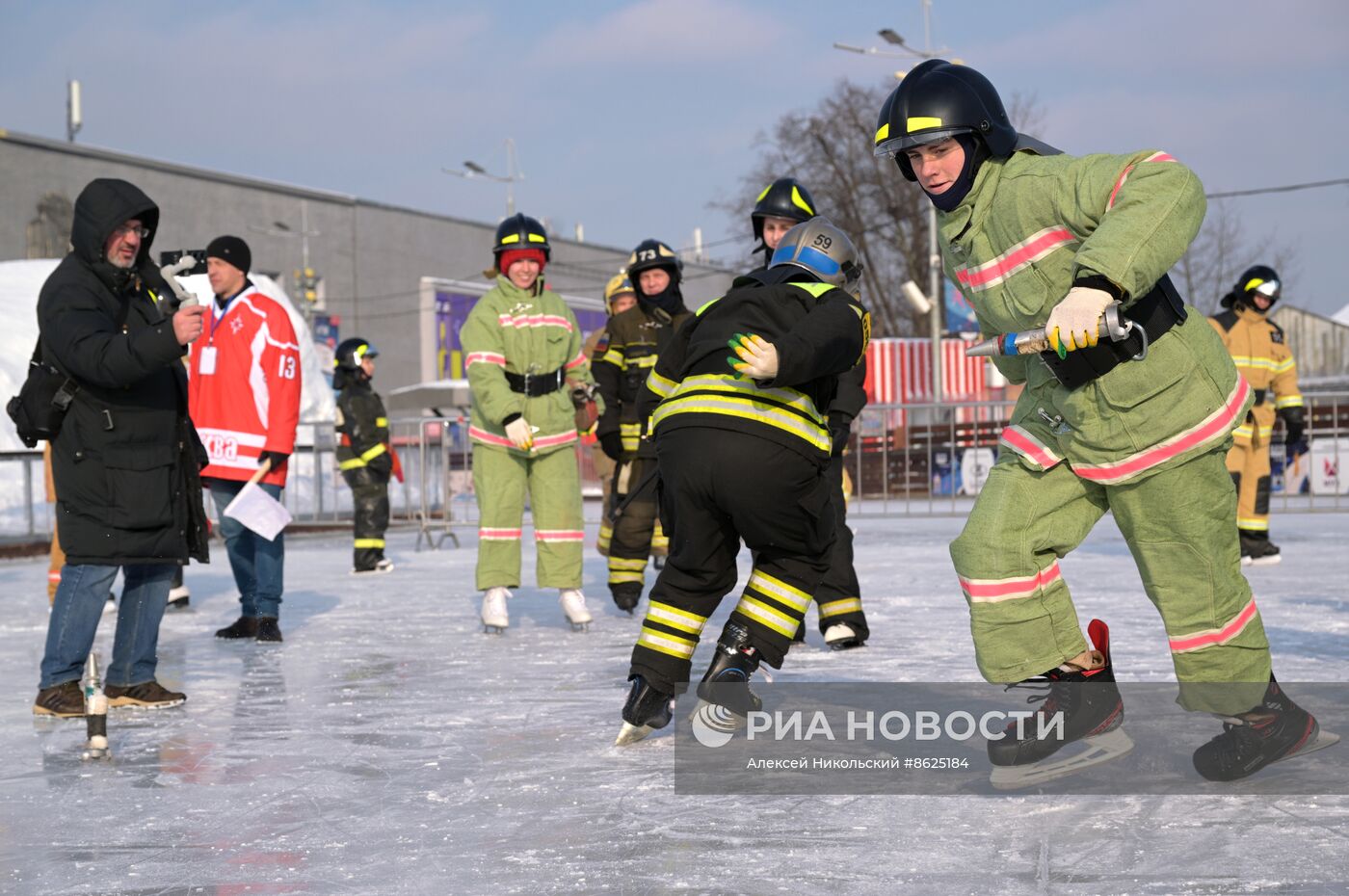 Выставка "Россия". Пожарно-спасательский праздник на коньках "Мама, папа, я - пожарная семья"