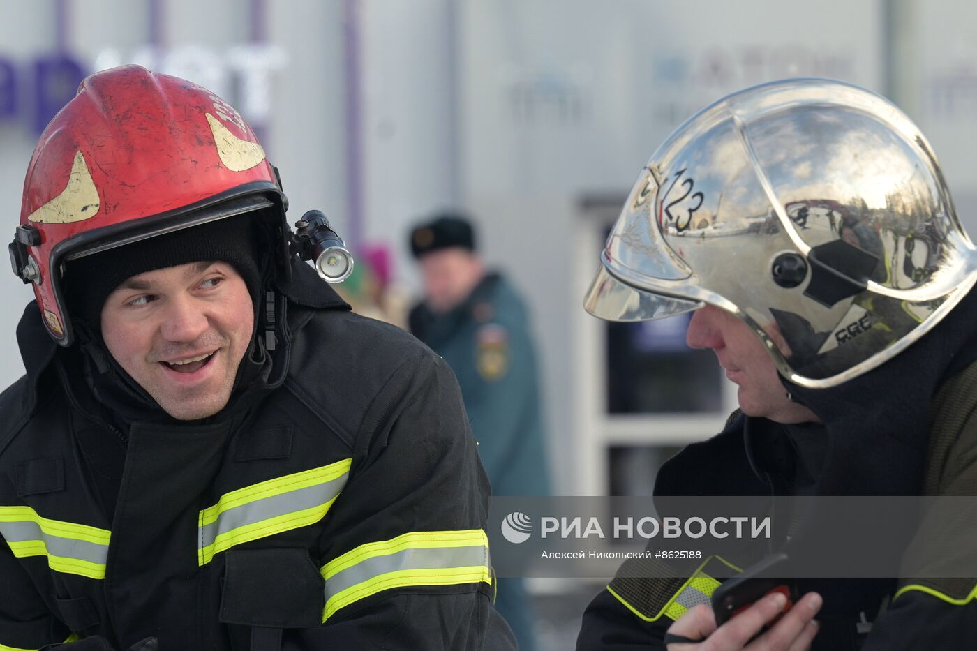 Выставка "Россия". Пожарно-спасательский праздник на коньках "Мама, папа, я - пожарная семья"